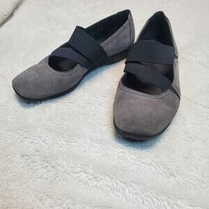 Clarks Gray Suede Leather Artisan Casual Everyday Mary Janes Comfort Flat Shoe 7